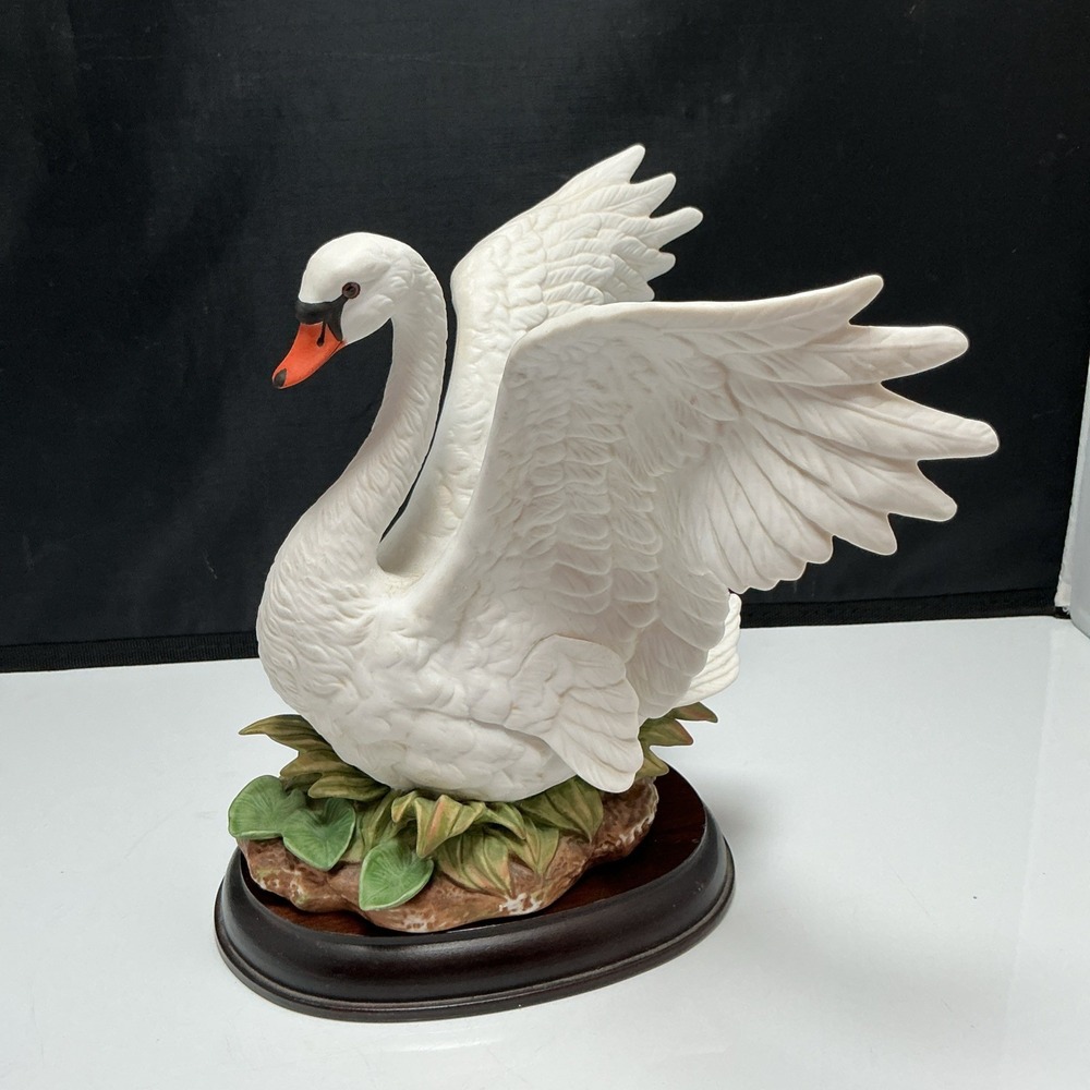 Vintage 1987 Swan Figurine HOMCO Home Interiors Masterpiece Porcelain Wood Base